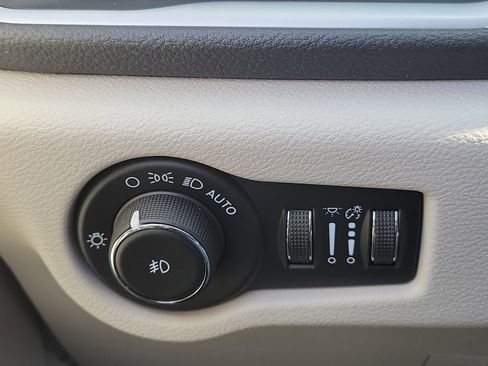 Used 2022 Chrysler Pacifica Touring-L image 25