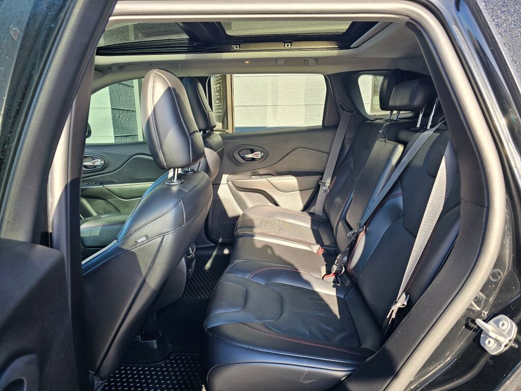Used 2019 Jeep Cherokee Trailhawk AWD/4WD image 16