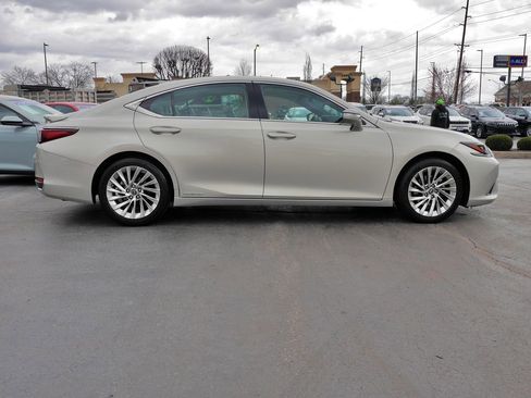 Used 2019 Lexus ES 300h w/ Accessory Package 2 image 8