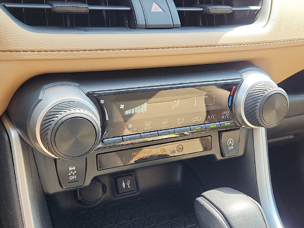 Used 2019 Toyota RAV4 LE w/ All Weather Liner Package AWD/4WD image 17