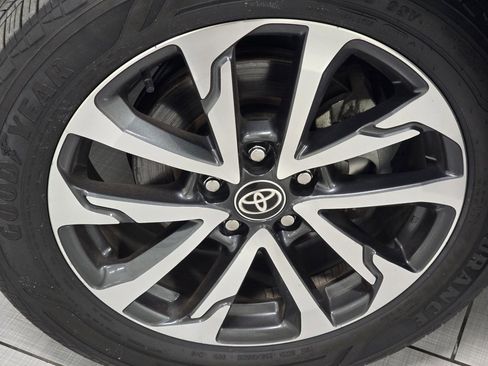 Used 2022 Toyota Corolla Cross XLE image 9