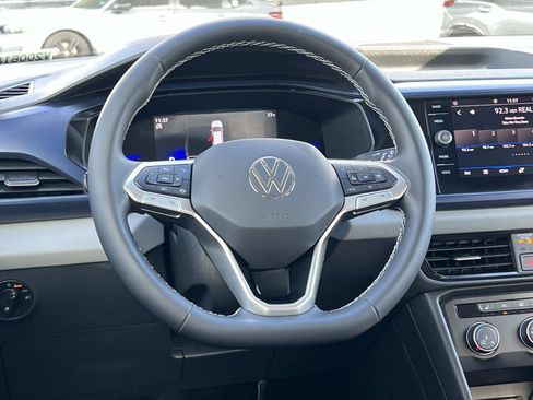 Certified 2022 Volkswagen Taos SE image 8