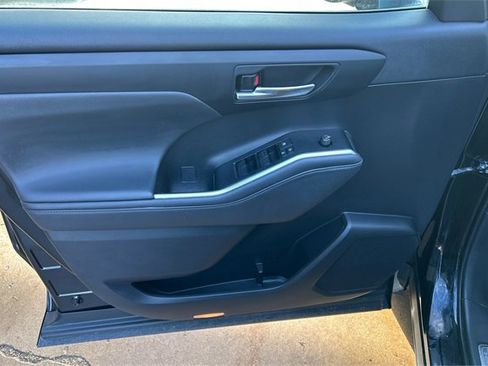 Used 2022 Toyota Highlander XLE image 18