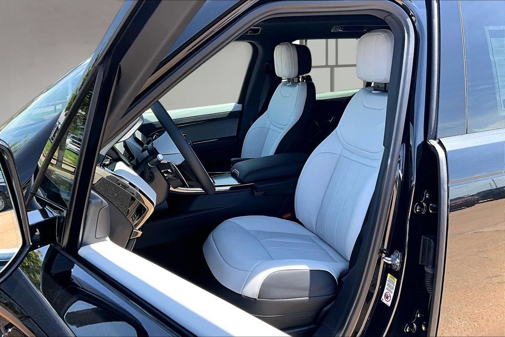 New 2026 Land Rover Range Rover Sport Dynamic SE AWD/4WD image 9