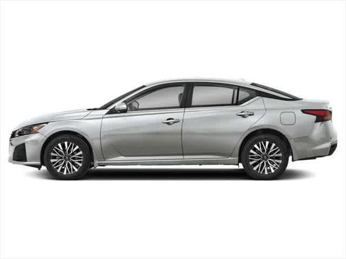Used 2024 Nissan Altima 2.5 SV FWD image 3