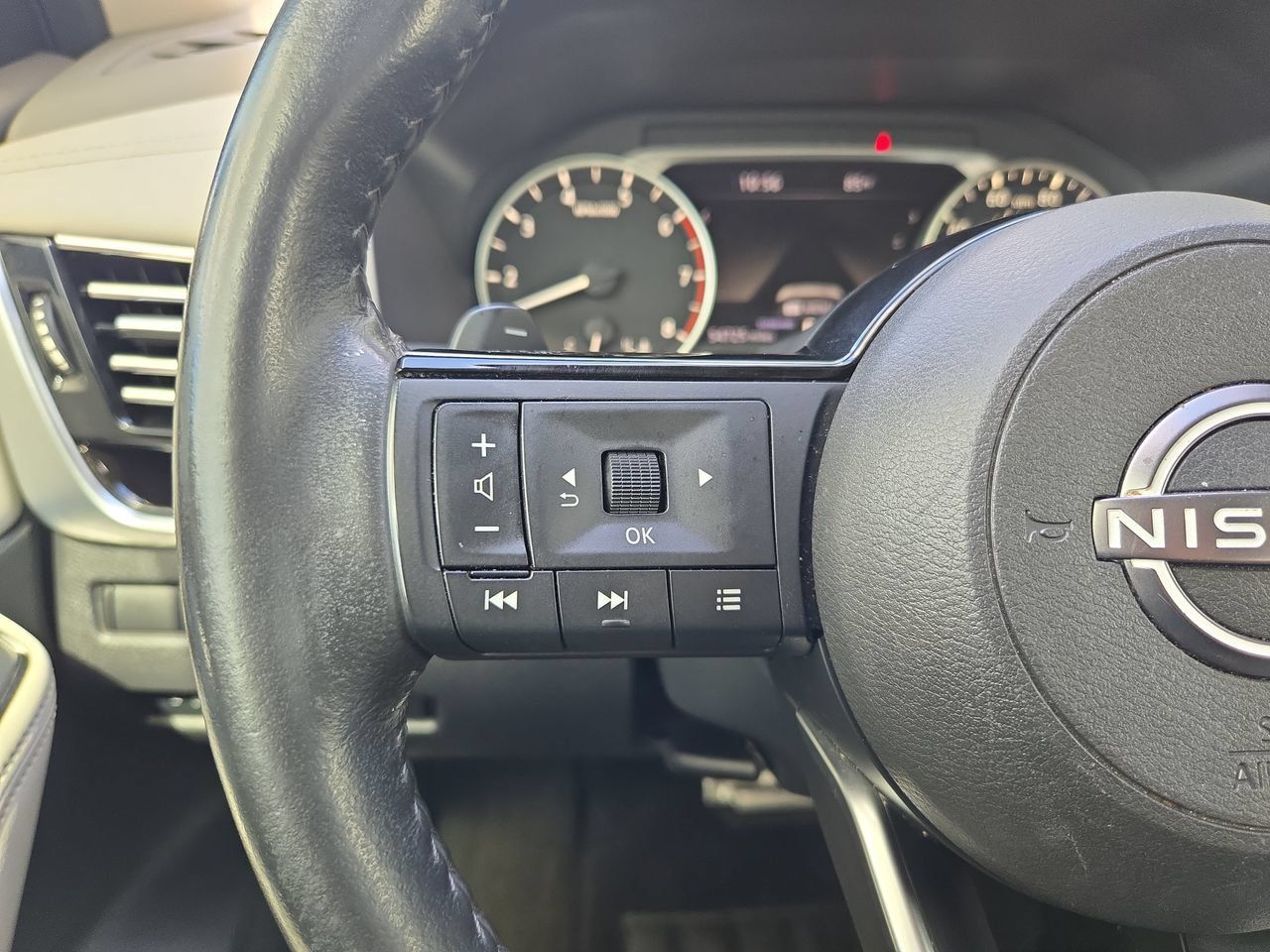 Used 2023 Nissan Rogue SL w/ SL Premium Package FWD image 17