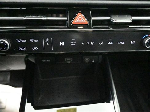Used 2024 Kia Niro EX image 18