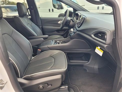 New 2026 Chrysler Pacifica Limited w/ S Appearance Package image 13