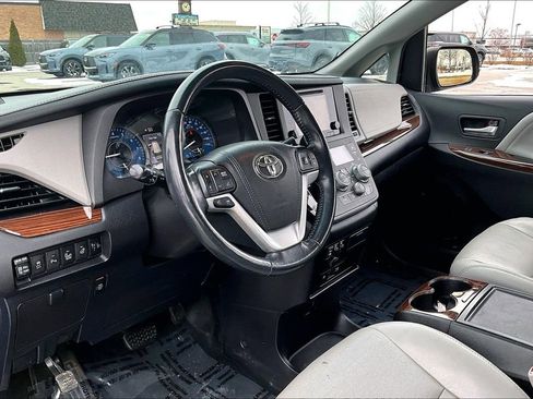 Used 2017 Toyota Sienna Limited Premium image 16