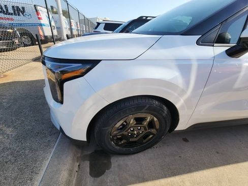 Used 2025 Kia Carnival FWD image 7