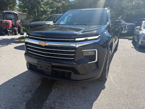 Used 2024 Chevrolet Traverse LT FWD image 3