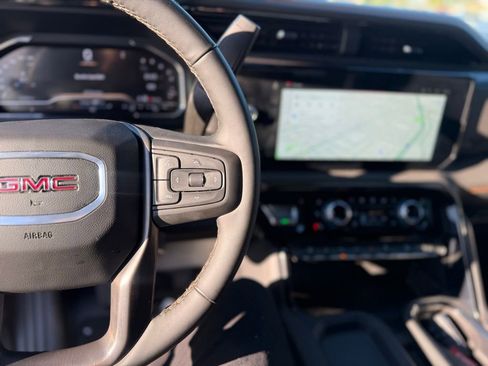 Used 2025 GMC Sierra 2500 AT4 image 8