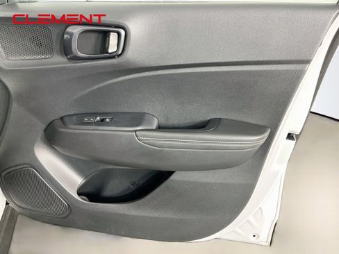 Used 2023 Hyundai Venue Limited FWD image 33
