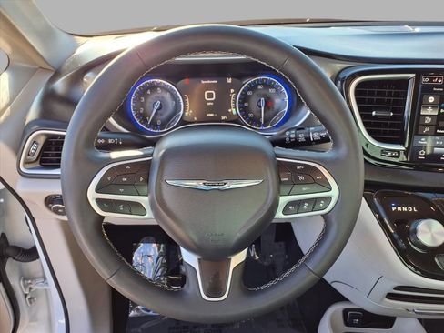 Used 2024 Chrysler Pacifica Touring-L image 12