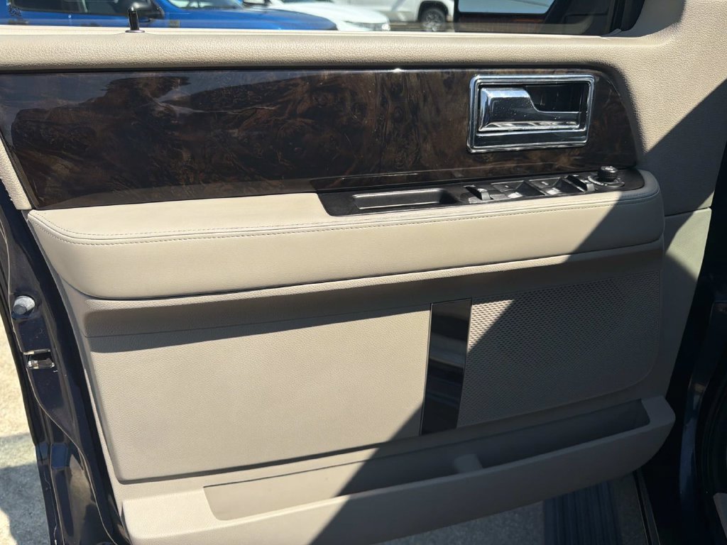 Used 2017 Lincoln Navigator Select RWD image 22