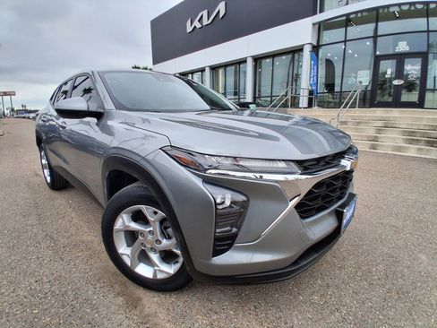 Used 2024 Chevrolet Trax LS w/ LS Convenience Package image 1