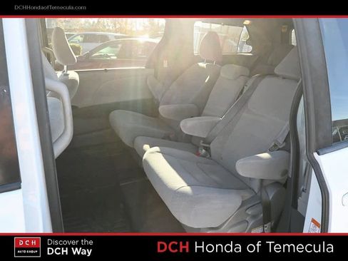Used 2018 Toyota Sienna LE image 18