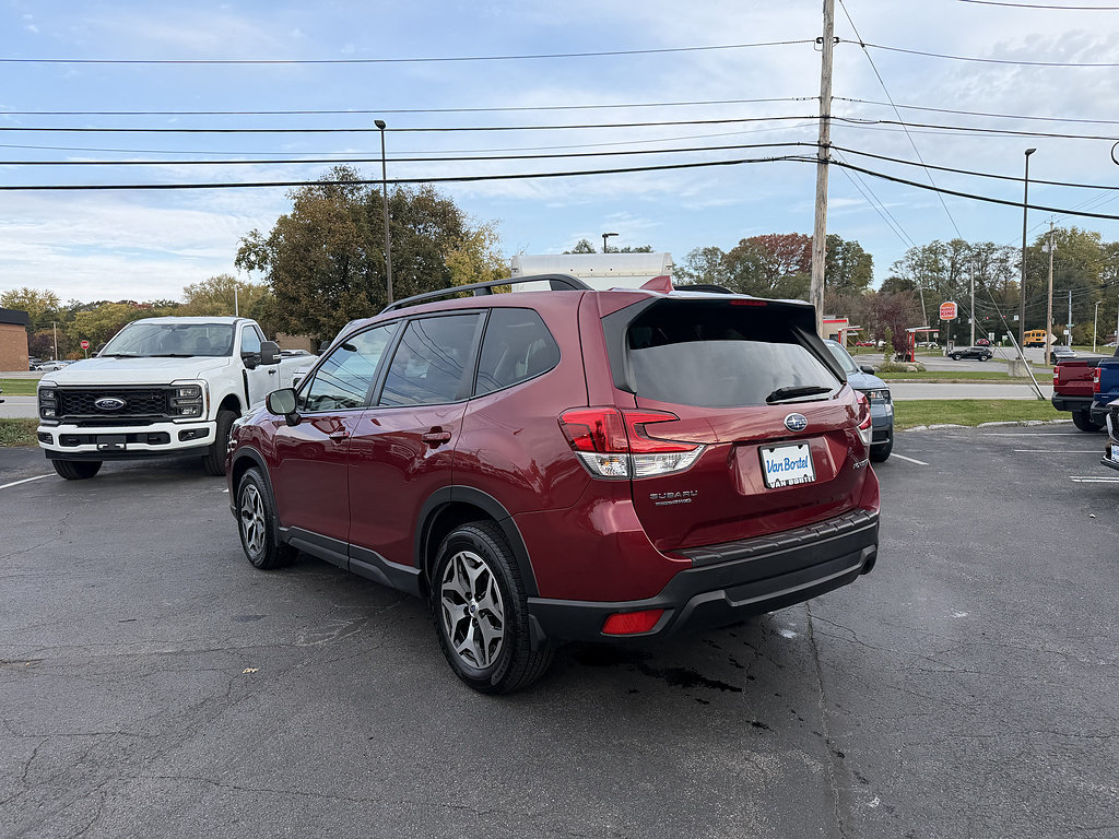 Used 2021 Subaru Forester Premium AWD/4WD image 3
