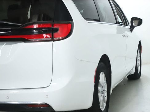 Used 2023 Chrysler Pacifica Touring-L FWD image 41