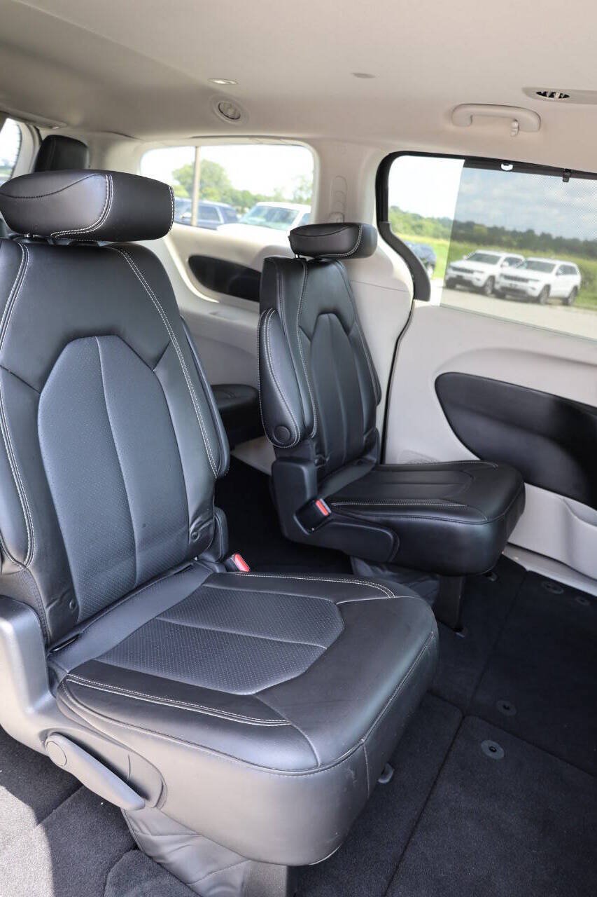 Used 2023 Chrysler Pacifica Touring-L FWD image 16