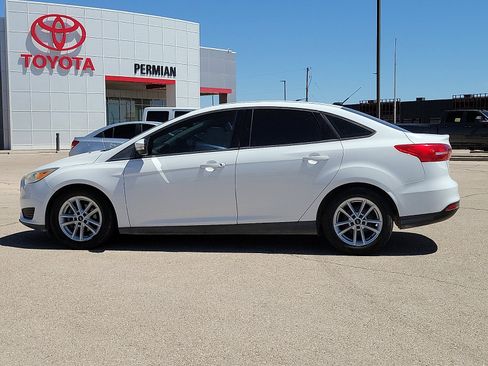 Used 2016 Ford Focus SE FWD image 2