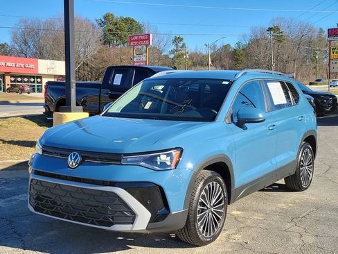 Certified 2025 Volkswagen Taos SE image 31