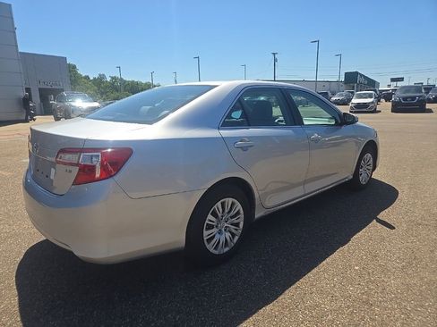 Used 2014 Toyota Camry LE FWD image 7