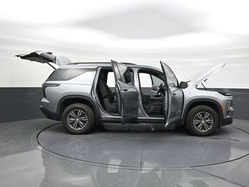 Used 2026 Chevrolet Traverse LT FWD image 28