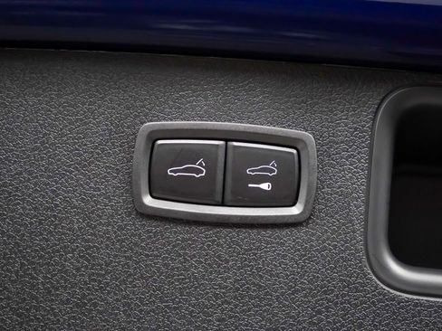 Certified 2025 Porsche Macan image 14