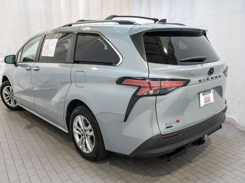 Used 2022 Toyota Sienna XLE Woodland Edition image 4