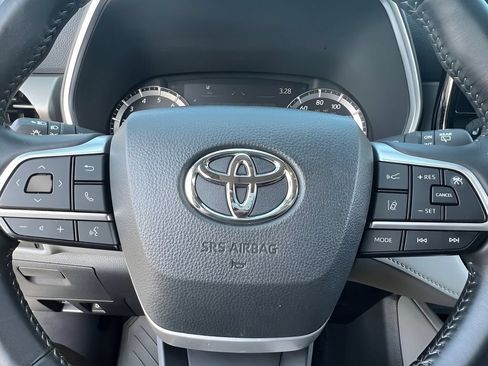 Certified 2024 Toyota Highlander XLE FWD image 21