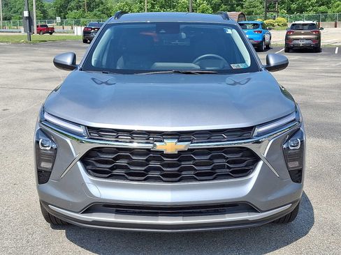 Used 2026 Chevrolet Trax LT w/ LT Convenience Package FWD image 2