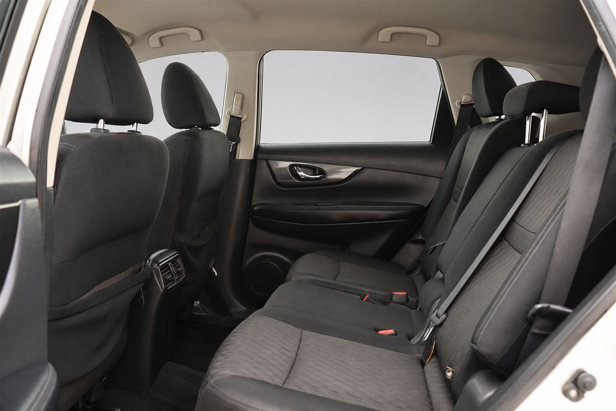 Used 2017 Nissan Rogue SV FWD image 17