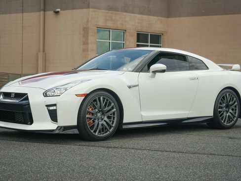 Used 2020 Nissan GT-R Premium AWD/4WD image 2