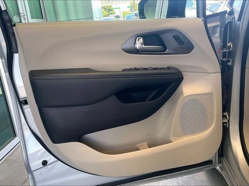 Used 2024 Chrysler Pacifica Touring-L FWD image 21