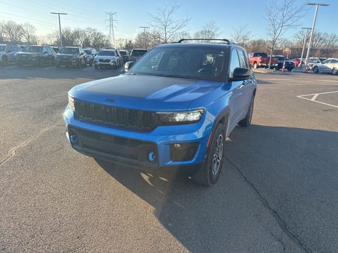 Used 2022 Jeep Grand Cherokee Trailhawk w/ Luxury Tech Group III image 3