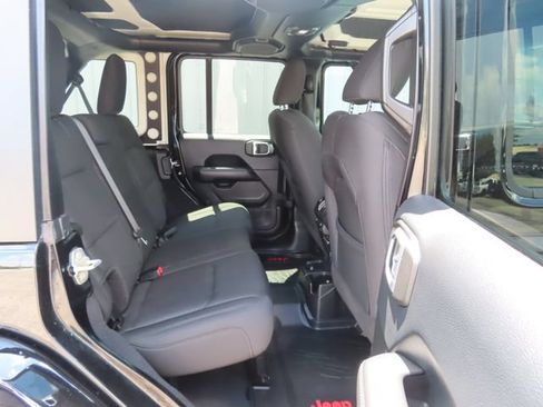 Used 2018 Jeep Wrangler Unlimited Sahara w/ Dual Top Group AWD/4WD image 28