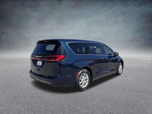 Used 2023 Chrysler Pacifica Touring-L image 5