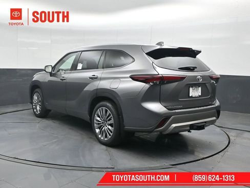 New 2026 Toyota Highlander Platinum image 8