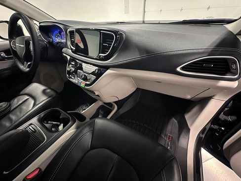 Used 2022 Chrysler Pacifica Touring-L FWD image 28