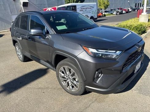 Used 2022 Toyota RAV4 XLE Premium AWD/4WD image 4