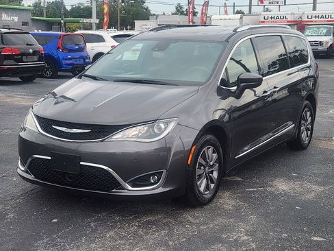 Used 2019 Chrysler Pacifica Touring-L FWD image 2