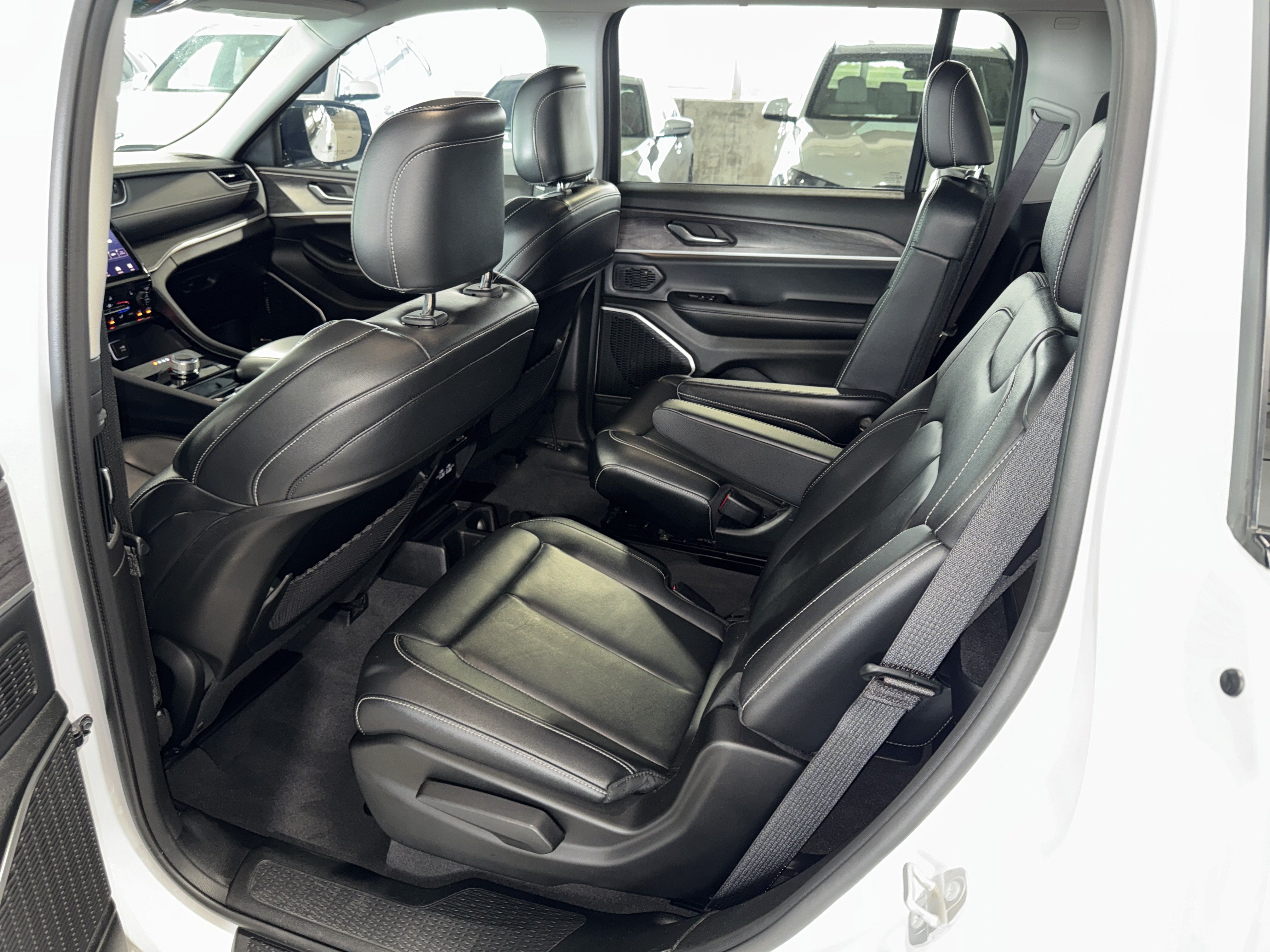 Used 2022 Jeep Grand Cherokee L Limited RWD image 16