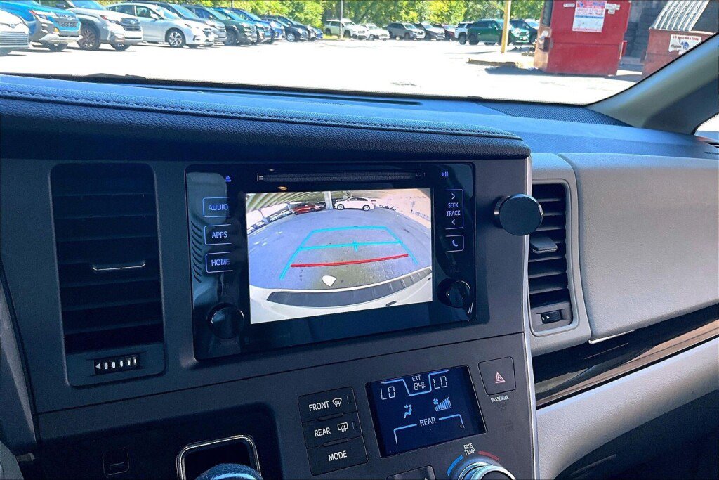 Used 2017 Toyota Sienna XLE FWD image 9
