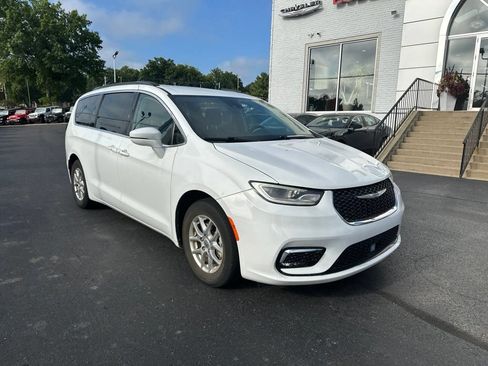 Used 2022 Chrysler Pacifica Touring-L FWD image 4