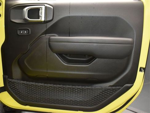 Used 2024 Jeep Gladiator Mojave w/ Technology Group image 13