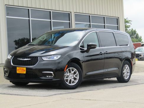 Used 2024 Chrysler Pacifica Touring-L FWD image 12