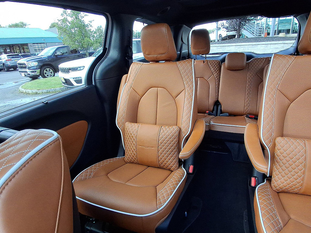 Used 2025 Chrysler Pacifica Pinnacle FWD image 12