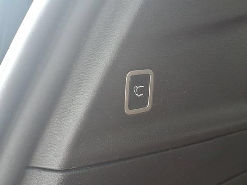 Used 2019 Chrysler Pacifica Limited w/ Advanced Safetytec Group FWD image 25