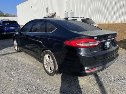 Used 2018 Ford Fusion SE w/ Fusion SE Technology Package image 4